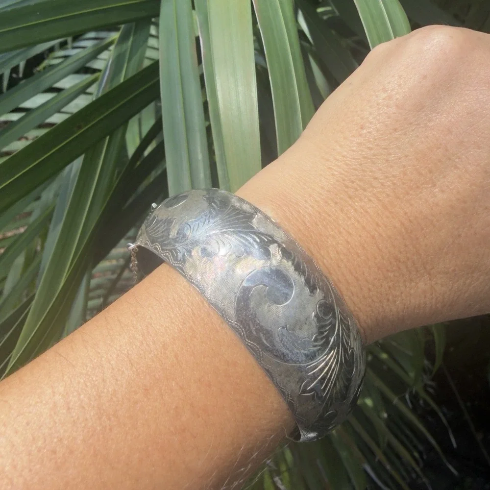 Vtg Sterling Silver 925 Hinged Etched Bangle Bracelet with A Safety Chain Wide